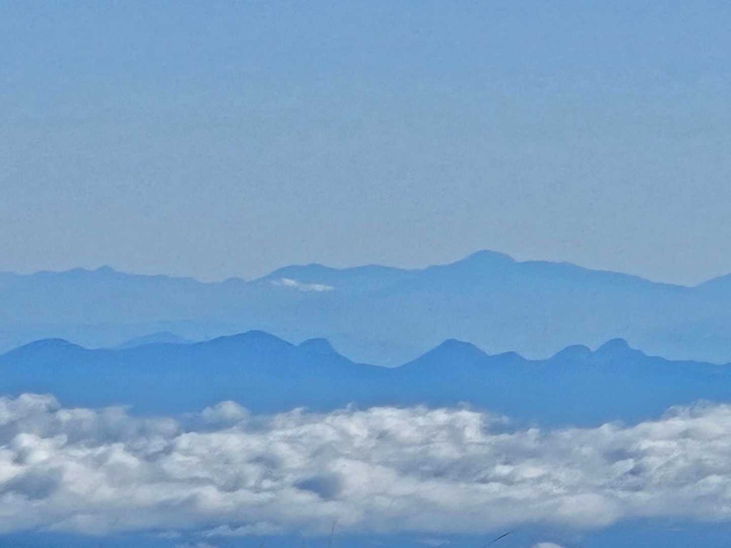 雲海の上に、我が榛名山。この角度だとわかりずらい。右端が相馬っぽい。水沢は山の影かな？