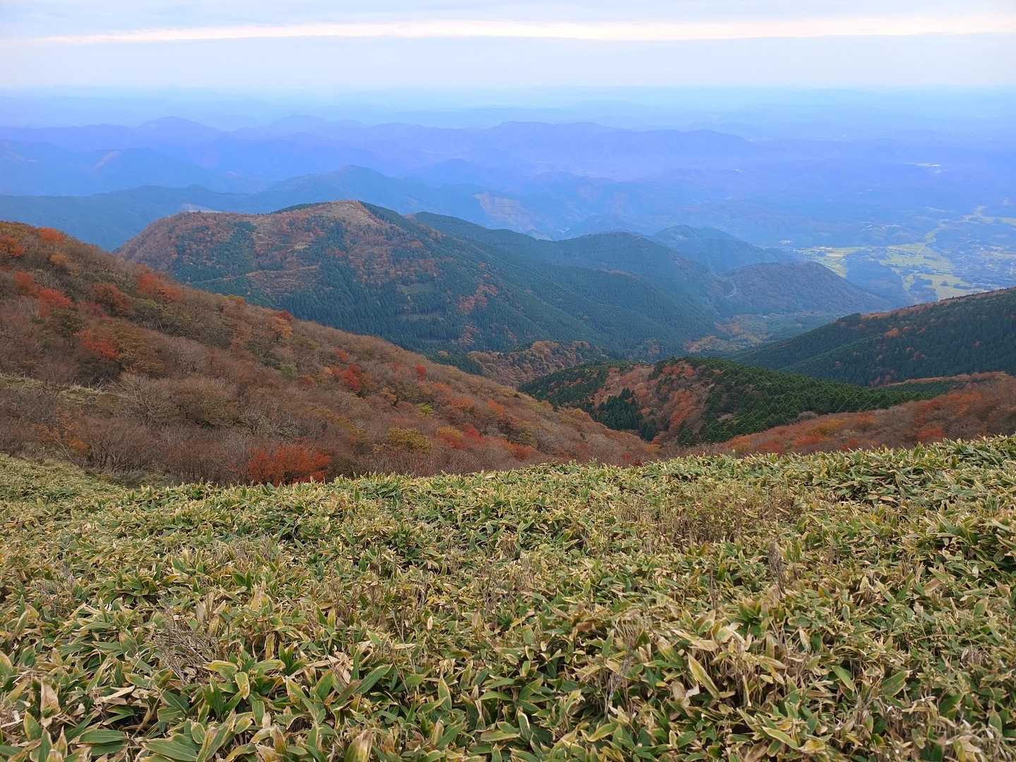 那岐山 周回コース | 雪解け水が流れる山道。山頂からは瀬戸内海を望む絶景の写真