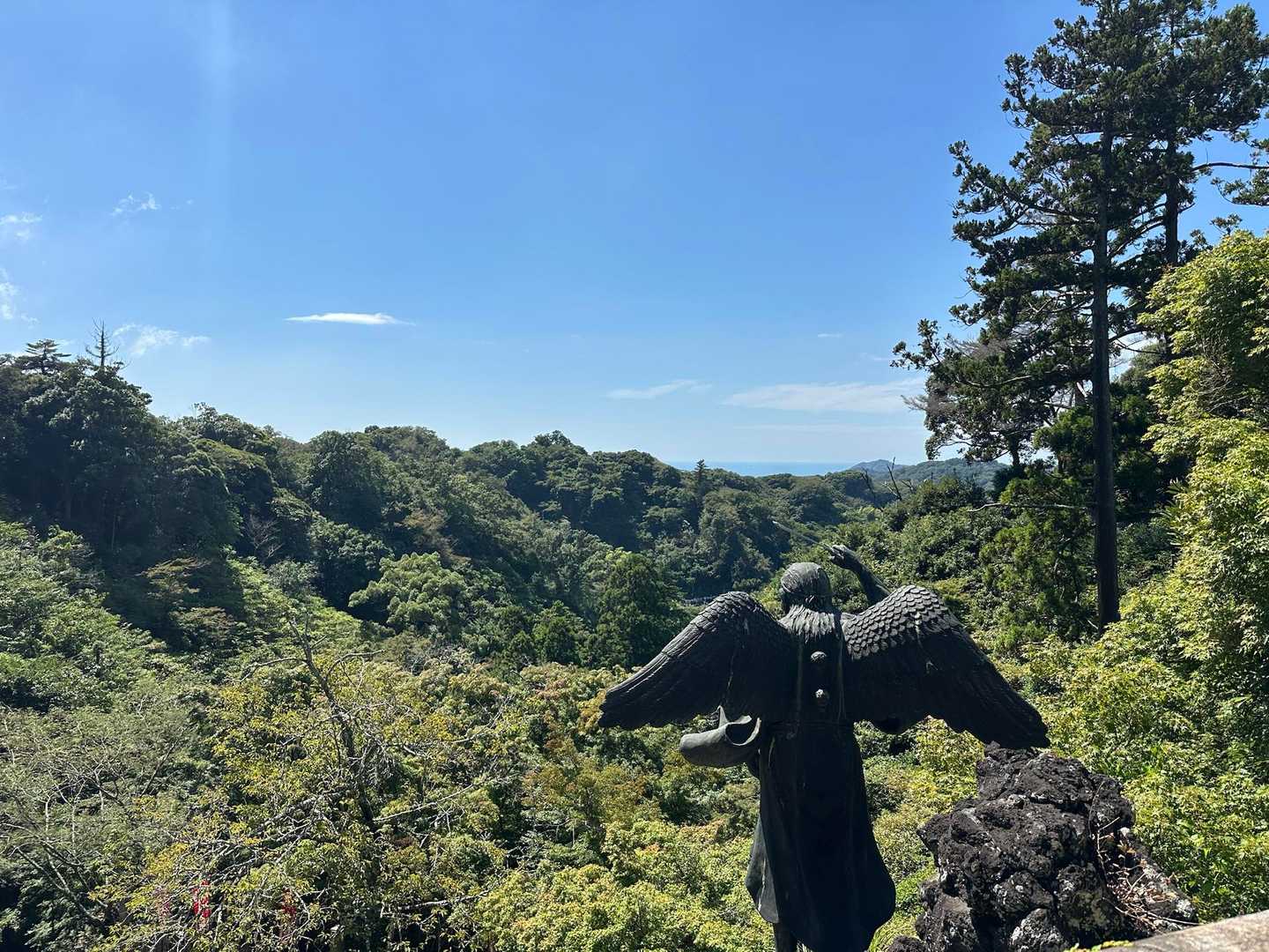 天狗と遠くに鎌倉の海