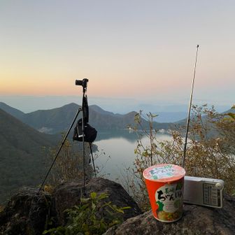 お腹が鳴ったので、カップ麺にお湯を注いだら、再び風景が気になり・・

・・気づけば麺がしっかり伸び切っていた・・🤣