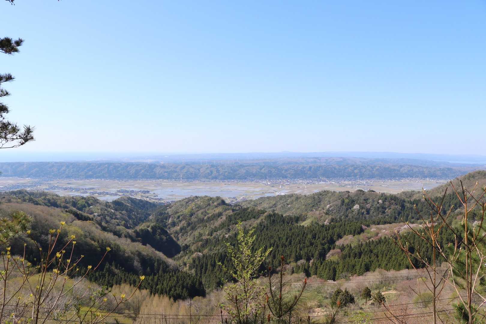 麓には田植え準備で水田が