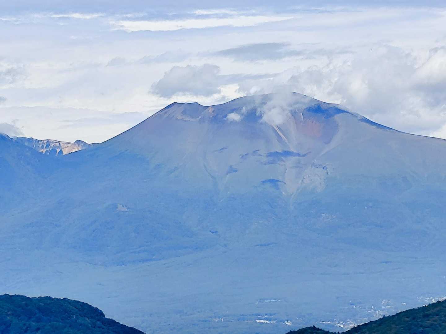浅間山です　山頂左が前掛山　左手には黒斑山からの外輪山が見えます🙄