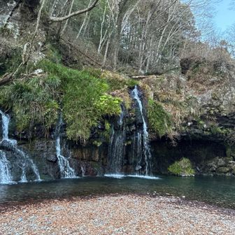 滝の前は寒いです〜