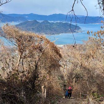 景色を見る余裕もない激坂が続き…