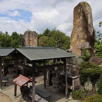 山頂周りには参拝する場所がいくつか有る🙏