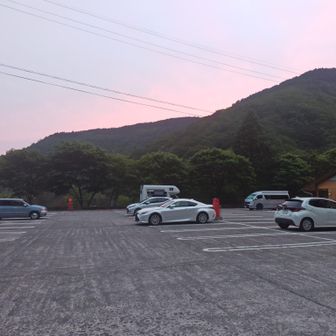 地上の駐車場は満車ですが、立体の2Fはまだこんな感じで余裕があります