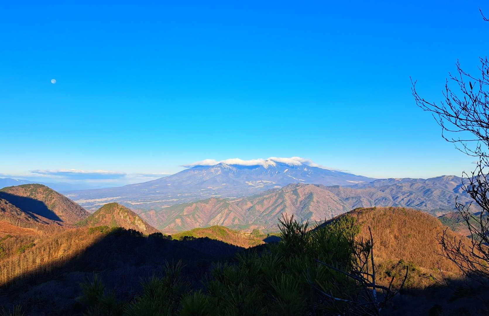 めまい岩より
八ケ岳...カサ雲かかってますな