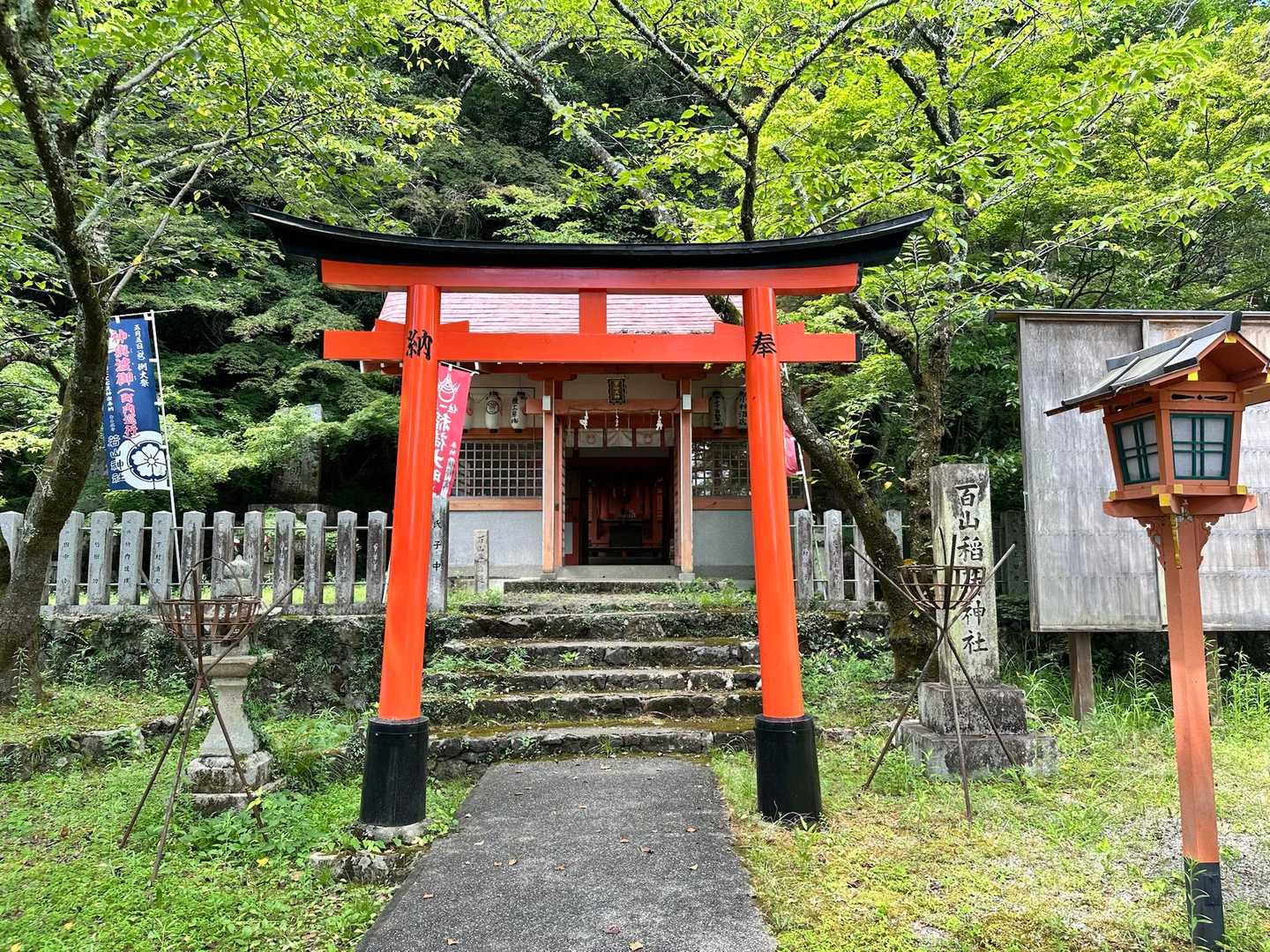 百山稲荷神社
若山神社では、車の交通安全祈願をされていました。なぜか、いつもここに来ると、交通安全の祈願に出会します。
祈願中だったので、若山神社の写真は遠慮しました。