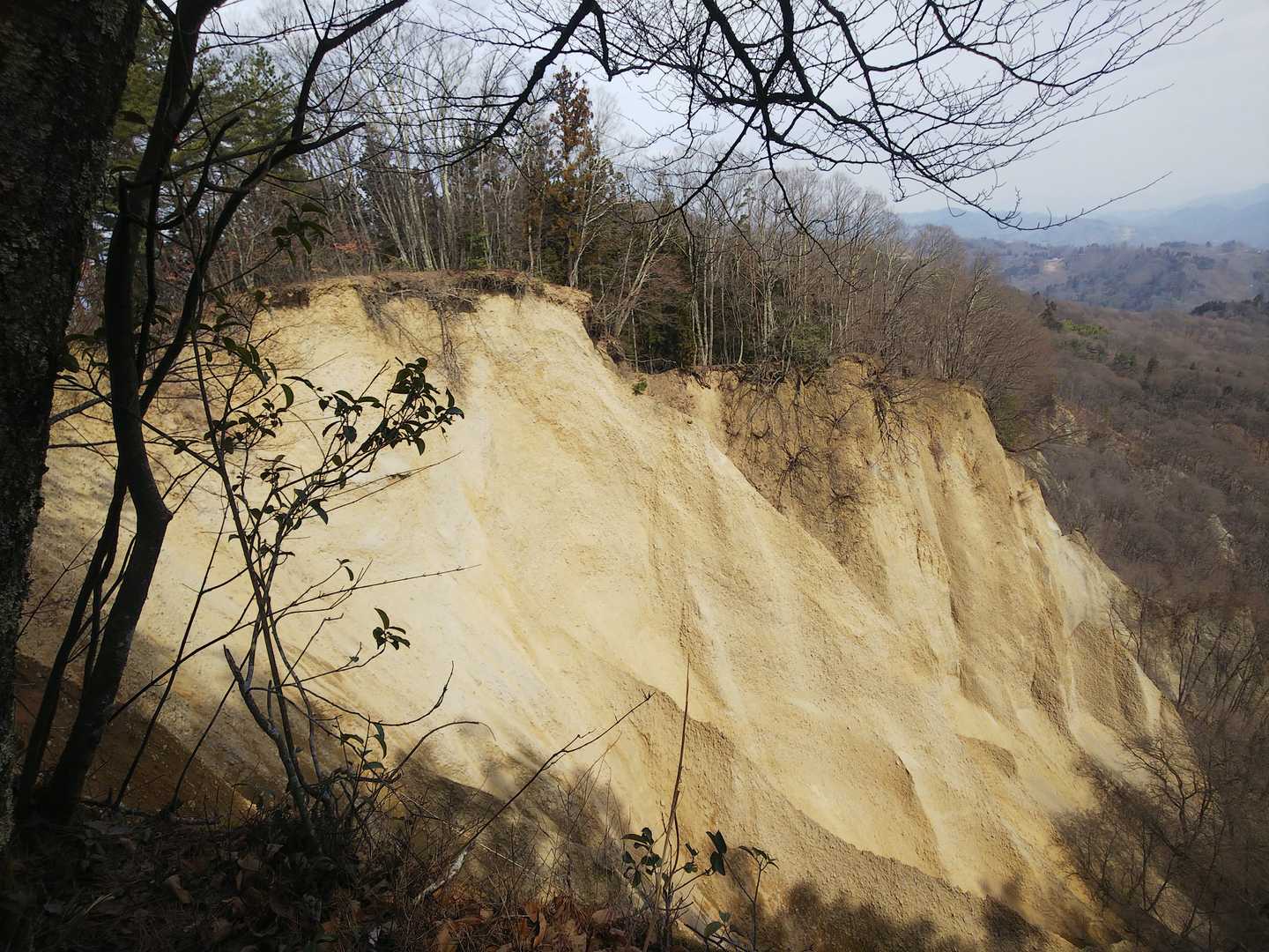 裏手に現れたままこ落とし❗️ダイナミックな崩落地です。現在も崩落進行中。絶えずカラコロと石の落ちる音がしていました。