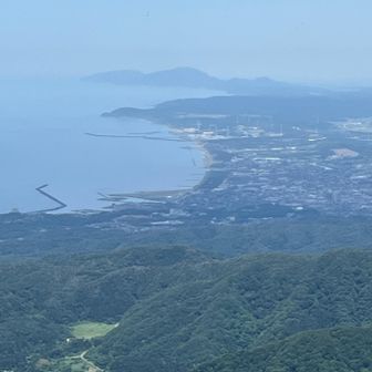 きっとあれが弥彦山と角田山
