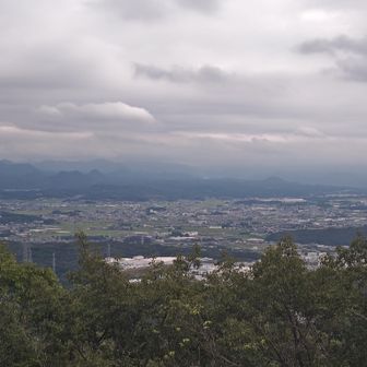 大岩見晴らし台に戻って
関方面

今日は遠くのお山のラーメン屋に行く予定でしたが
このお天気では止めて正解かな？