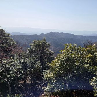 途中の展望テラスから振り返って南側の岳滅鬼山々が見えてます
板さん、ブッチゃん、なっちゃんと歩いてますね
