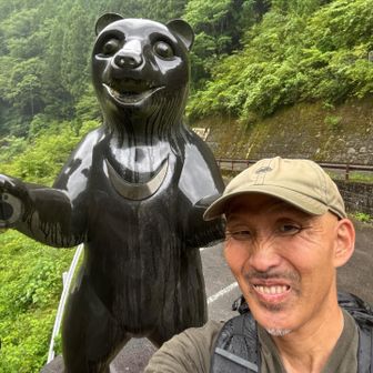 雨に降られ、ドロドロになりながら、熊ちゃんとツーショット。