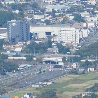 登山用に買ったカメラは内蔵テレコン2倍があり、これはフルサイズ換算600ｍｍの画像、高速御殿場インター付近
テレ端側に引いた画像が次です。