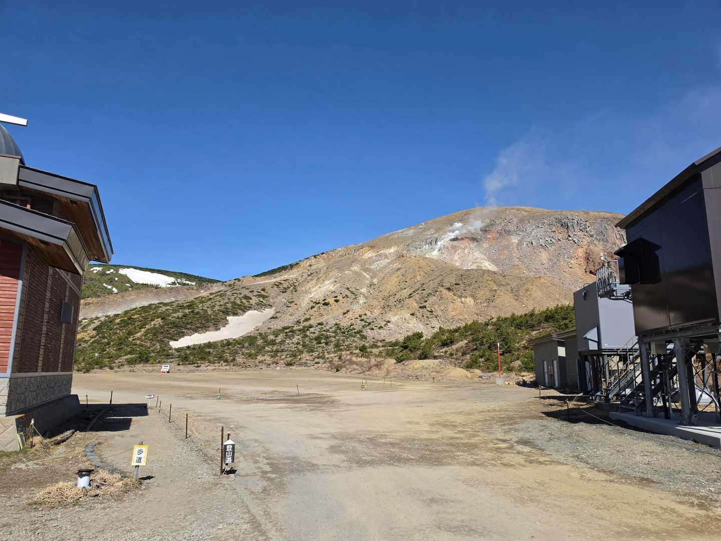 駐車場に車を停めてスタート
登山する前から迫力が凄い