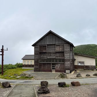 📍八合目小屋
駐車場に車は10台弱といったところ🚙