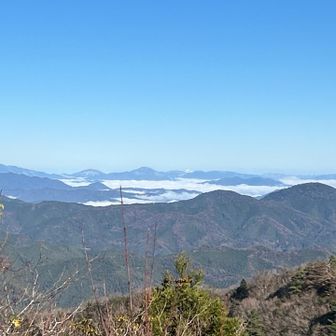 遠くの方に雲海が