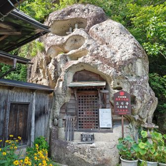 三重小塔です。
岩の穴のなかに小さな三重塔があります。