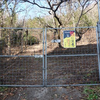 ゲートを開けて入ります。実はその後、取り付きの手前を右に曲がってしまいました。