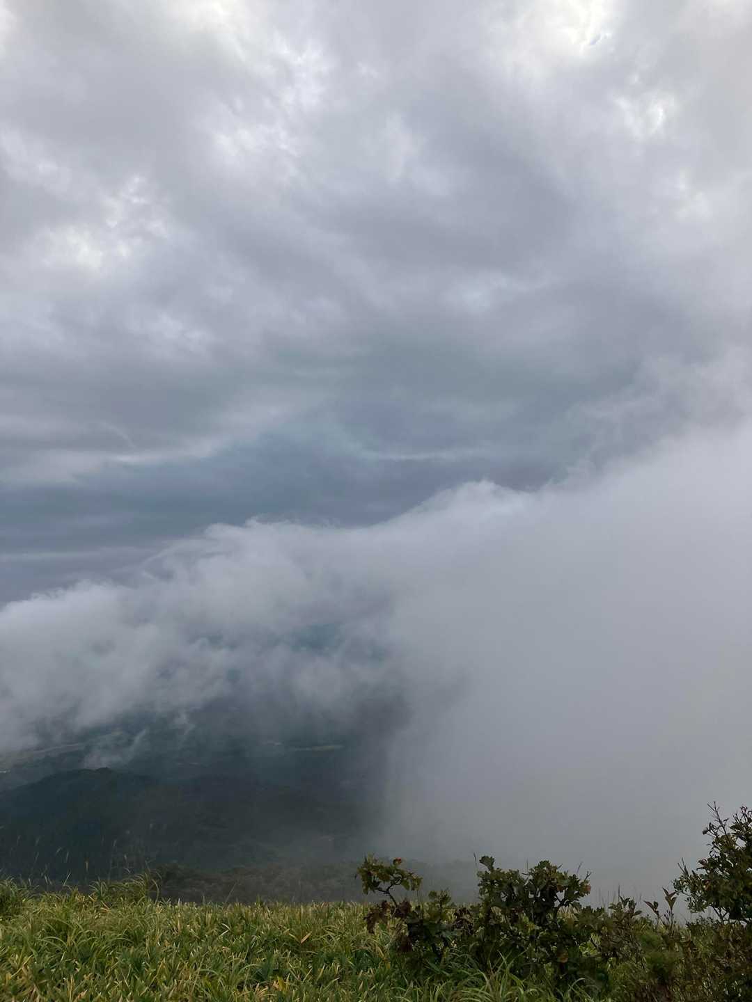 雲の隙間から見えた下界👀