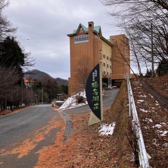 ここで車道に出ます。ここからは車道歩きで駐車場まで車道歩きで戻ります。