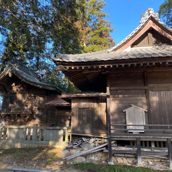 てくてく無心で登り、程なく山頂の新田神社に到着。
私は12月にも来ているので、最近ちょくちょく来ている感じ。
社殿が権現造になっていたんだな、と改めて気づいた。