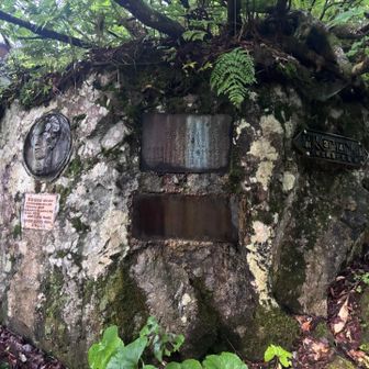 何か石碑がありました

百瀬慎太郎（ももせ しんたろう）の記念レリーフ

百瀬慎太郎は、近代登山の先駆者として知られ、針ノ木岳周辺の登山道整備や大町市の登山発展に大きく貢献した人物です。彼の功績を称え、毎年6月には「針ノ木岳慎太郎祭」が開催されています。Googleより
