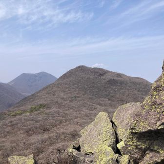 天狗岩からの眺望、奥が平治岳、手前が高塚山。