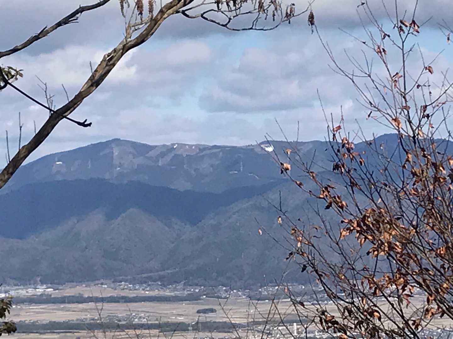 山頂から見えた眺望。
愛宕山が綺麗に見えます。雪はだいぶ溶けてる？