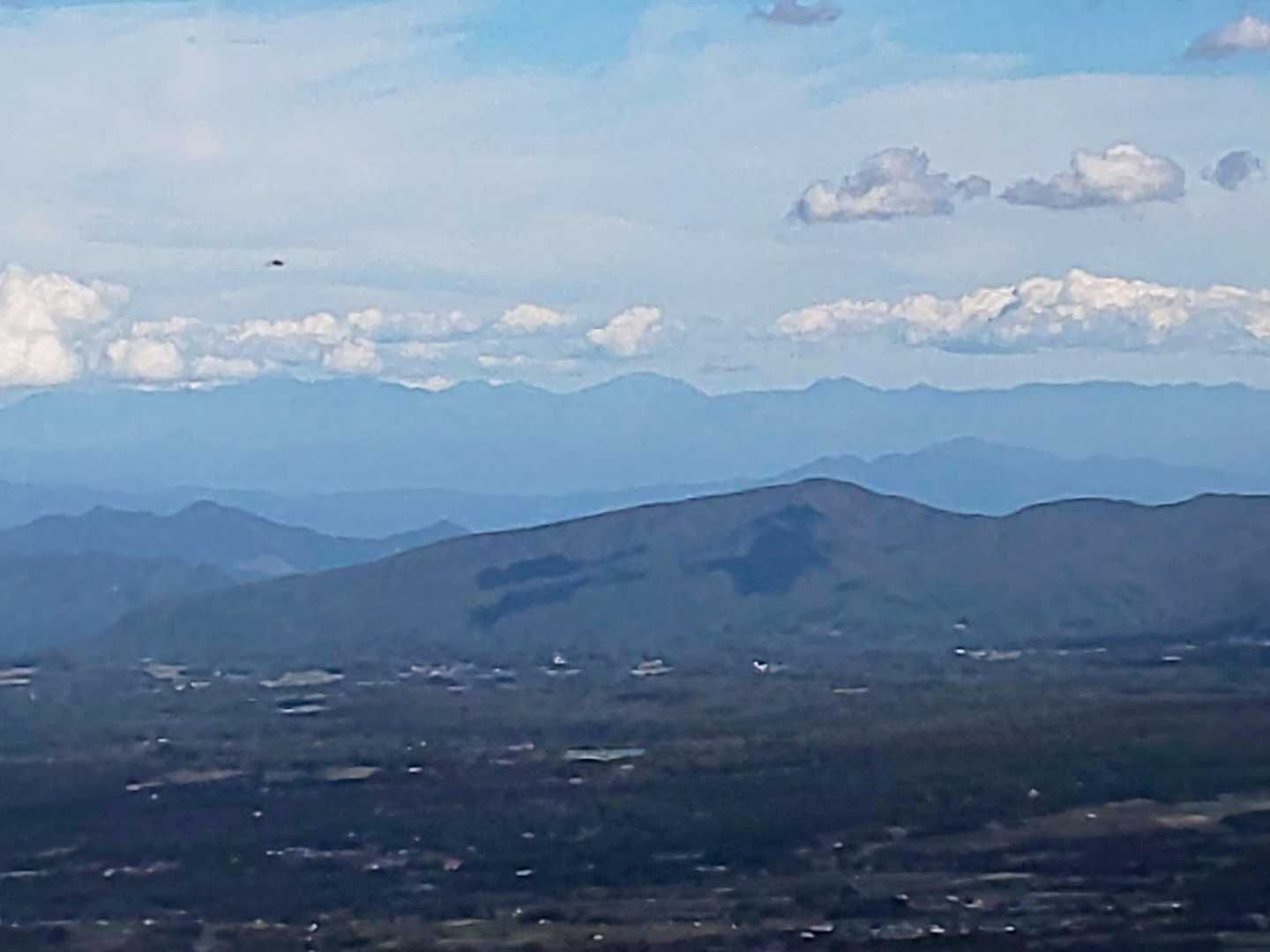 中央奥に男体山、右に皇海山、すぐ左は女峰山かな❓️？🤔