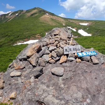 いかにもピークらしい形の東栗駒山。栗駒の眺め良し！