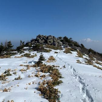 北峰へも行ってみます。
稜線気持ちよき。