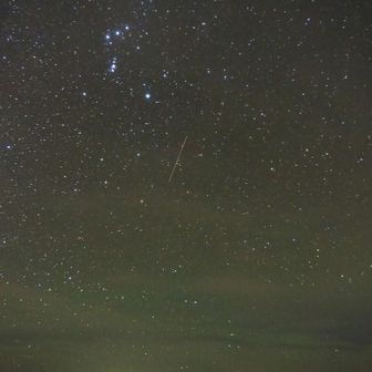 翌朝 ─── 引き続き満天の星空の目覚め

1781mポコ＝こうしてシルエットで見ると1839峰ほどに立派である・・・冬の星座オリオンと1781mポコ