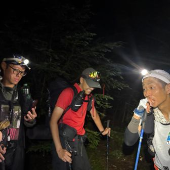 登山道に戻ってくると選手を応援する方々と遭遇、情報交換する内に、、
⑱No.9 木村選手がやってきた‼️
ビブスの自分を発見して嬉しそう