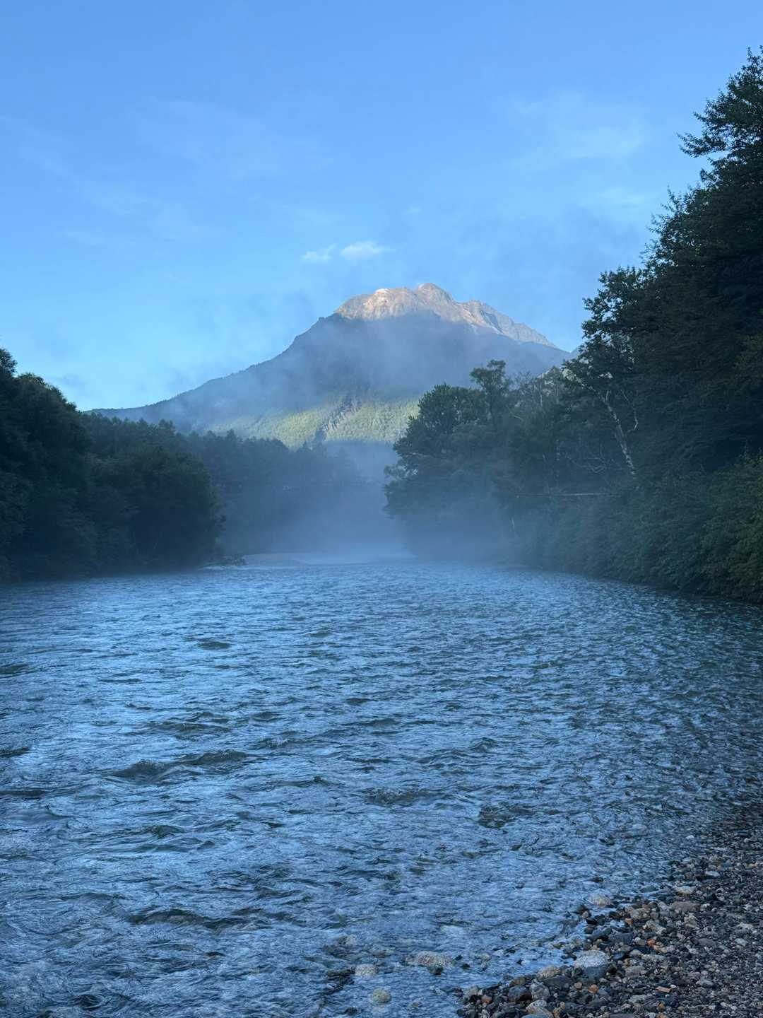 明け方の焼岳。
昨日の大雨が嘘のよう！
これからあのてっぺんに登ります。