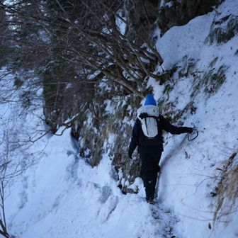 大日山トラバース。積雪のおかげでアイゼンは効きます