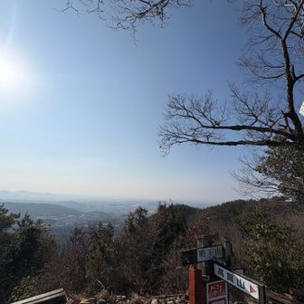 明王山に到着しました！

うすうす気付いてたけど
今日の景色は次回の楽しみへ
モヤと黄砂で遠くの景色は望めず

これも
山登りの醍醐味として
大きな気持ちで
また来ます！