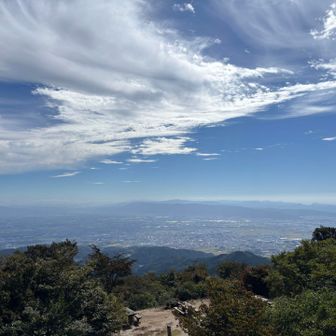 展望台の上から、ヤッホー！(吉野ヶ里方面)

展望台の上では、
無線通信を趣味にしてる人、
サイクリングを趣味にしている人、
色んな方が賑やかに談笑されていました。
ささっと写真だけ撮って、退散します☺️