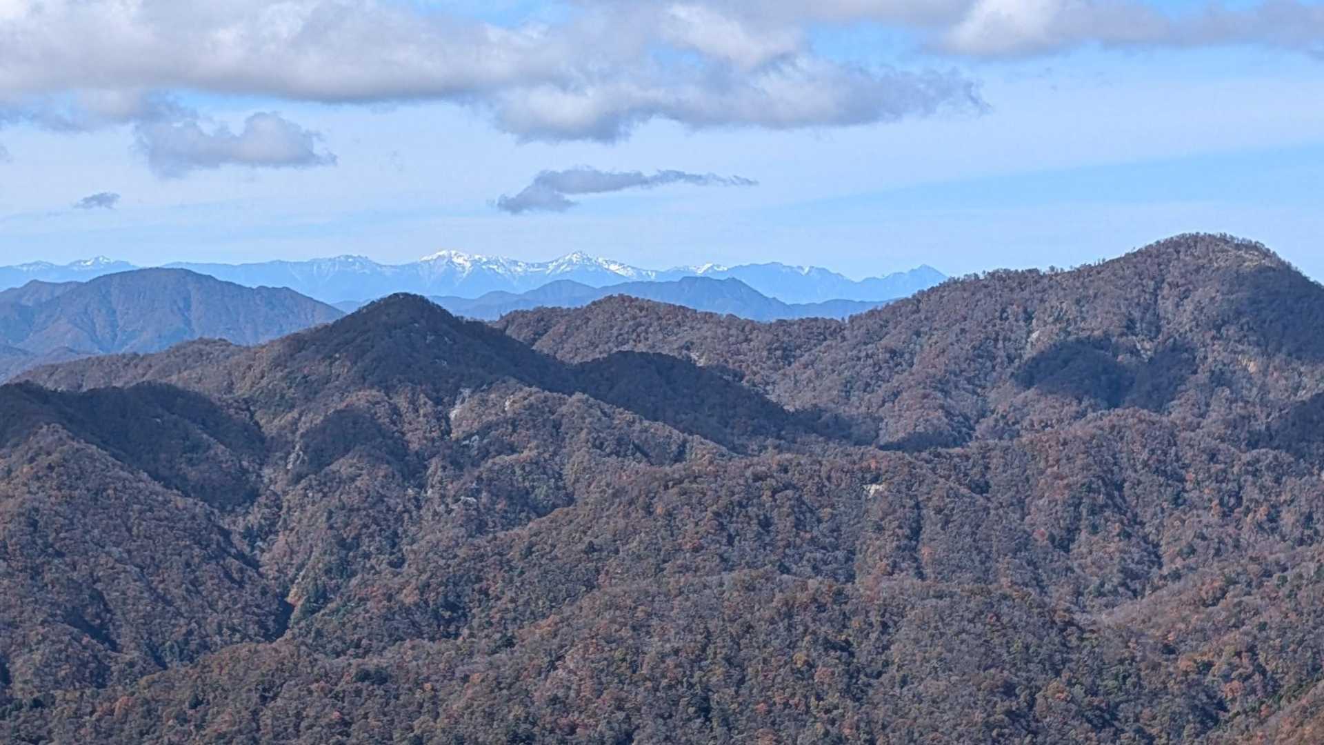 丹沢山に向かいます。人も少なくなり、景色を見ながら楽しい道中です。