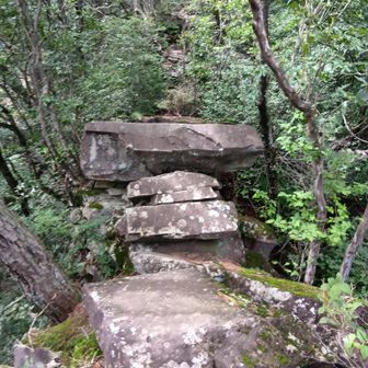 往路、屏風岩から獅子岩へ。
展望岩へのルートの様子(この岩の上を歩いて行きます)。