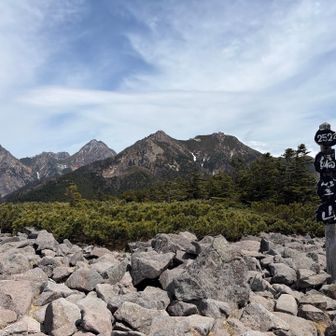 権現岳の奥に赤岳、中岳、阿弥陀岳
