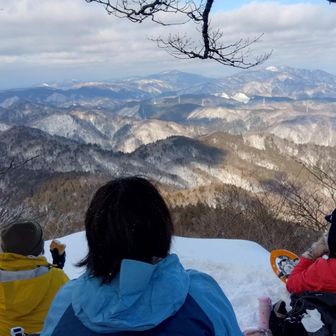 山頂奥の展望所で遅い昼食
この先は絶壁