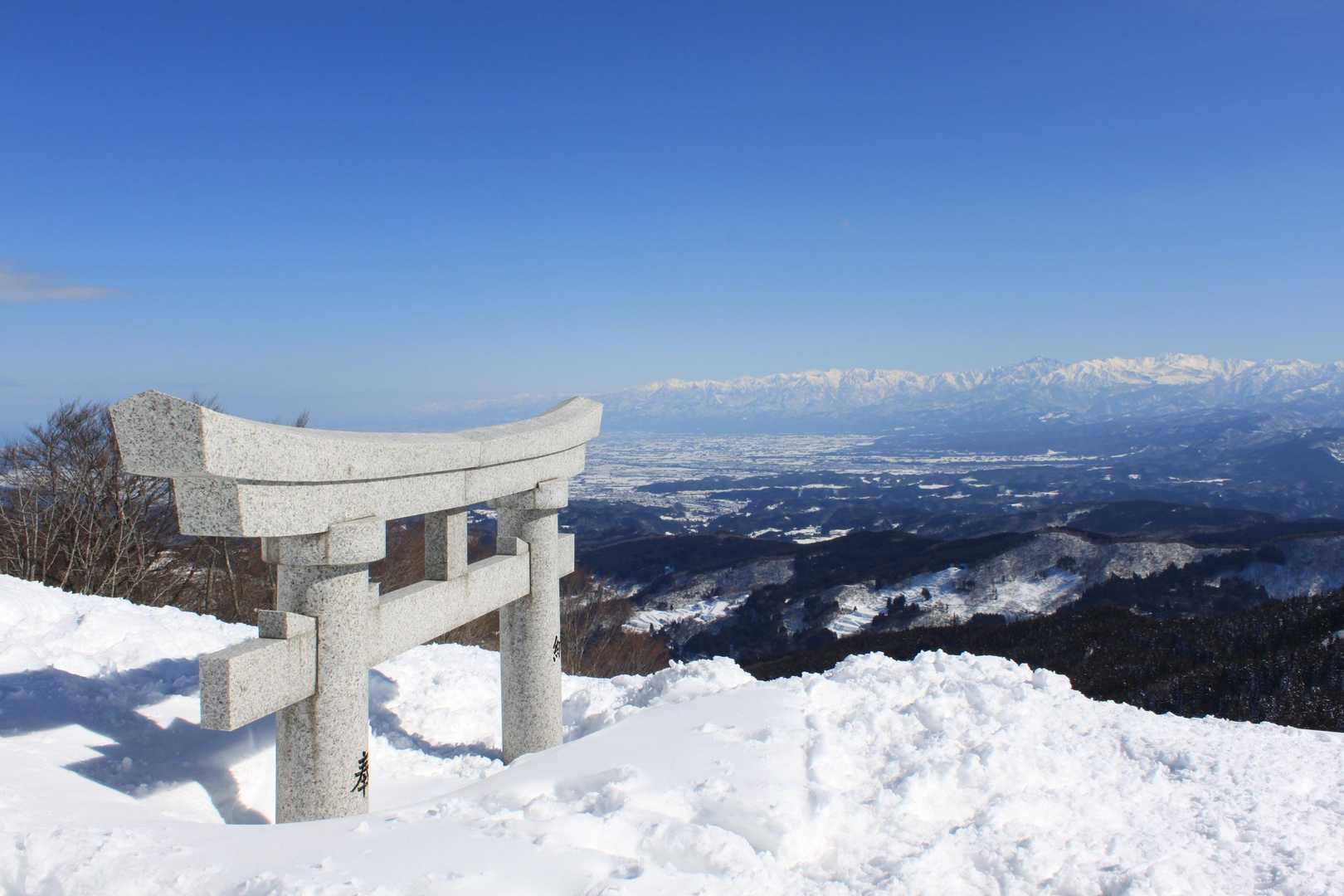 鳥居と山々