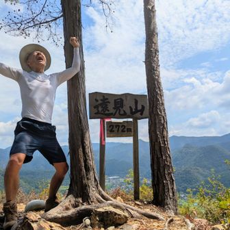 　goto日本アルプス1座目、スタートから21分で遠見山(標高272m)に登頂し、歓喜の雄叫びをあげる石垣市民。おめでとう❗
　近くの美濃加茂市の最高気温は35.9℃。湿度もサウナ級。登山道は超短いとはいえ、思いのほかワイルドな急登。石垣島週3ジョギングで鍛えた耐暑ボディも悲鳴をあげた。山中では誰にも会わなかった。