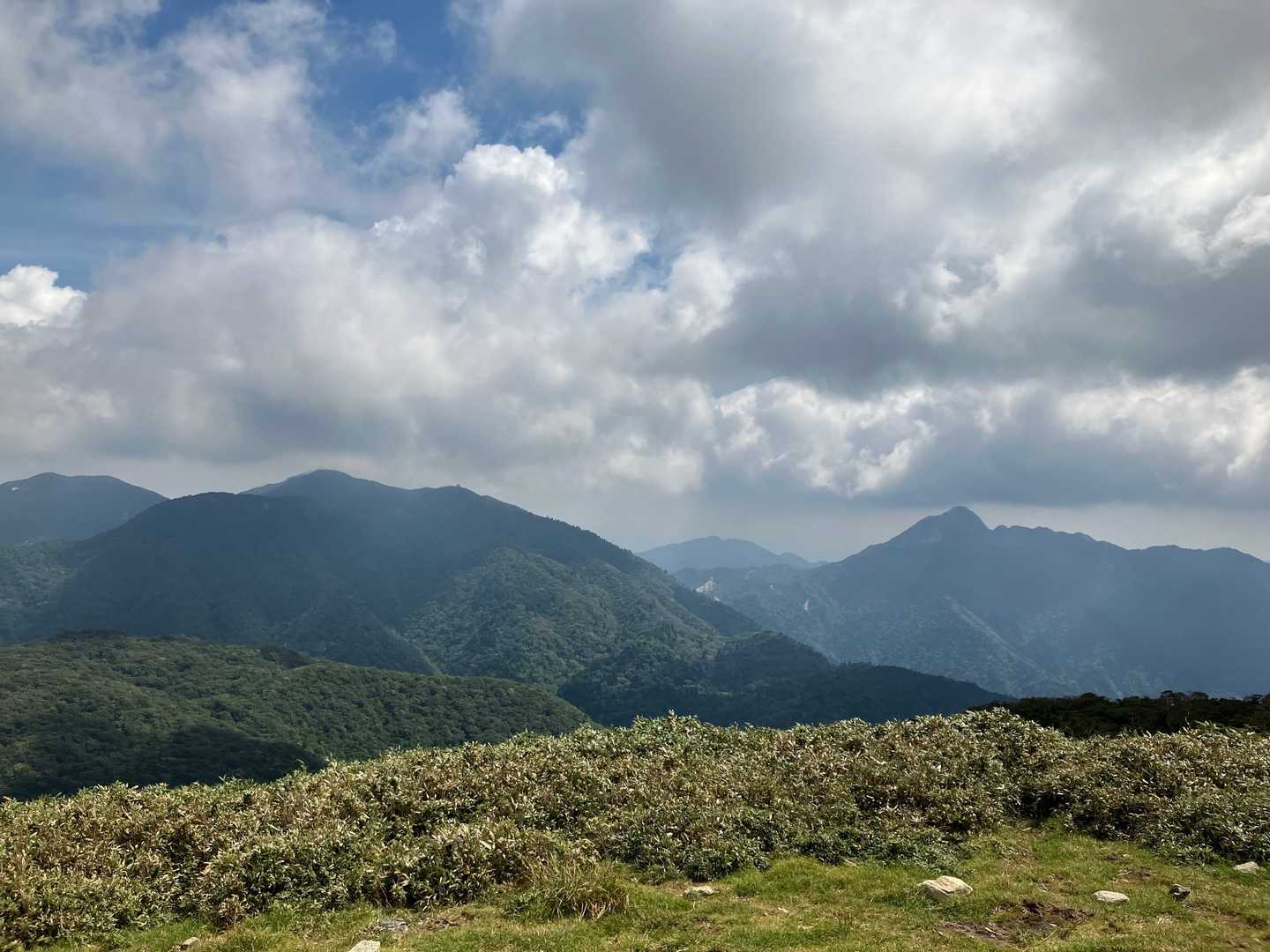 御在所岳と鎌ヶ岳。

左太腿が攣っている🦵
暑さにやられた？
カエンタケの見過ぎ🤣？

無理せずに下山します。