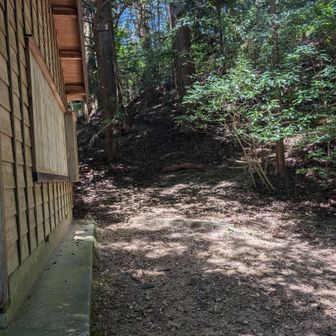 鳥居と祠の反対側に山頂へ行く通路有り。（でもこの通路は急坂）