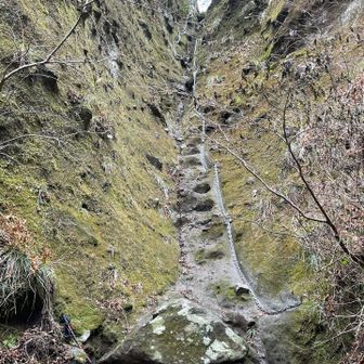 やって参りました恐怖スポット・望雲台😱😱😱

なぜだろう…登りたくないのに登らなきゃと思うのは。。なぜだろう…知らないフリをして通り過ぎることができないのは…修行する理由すら持ち合わせていないのに悪魔の誘いに抗えないok😓💦

苦手な鎖場をとにかく慎重に慎重に登ります🧗