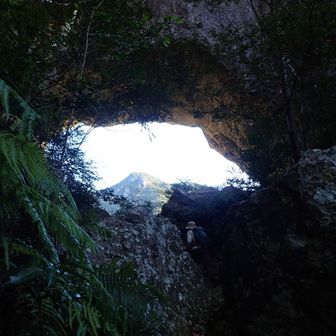 通天門と呼ばれる大岩のアーチ。
大峰の巌の双門を彷彿とさせるスケールのでかさ…😳