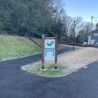 閑静な住宅街に隣接した公園です。