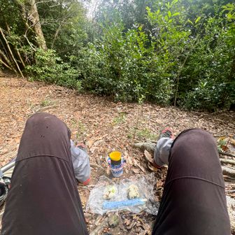 眺望はありませんが、ここで遅めのランチとします。
カップ麺とおにぎり2個。